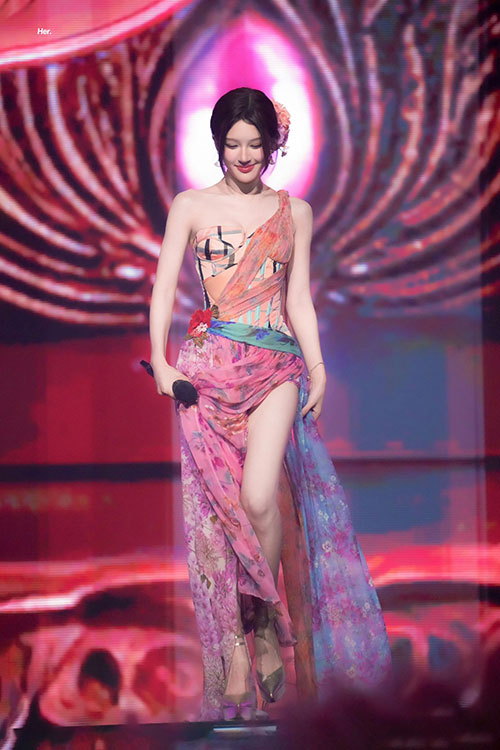 赵露思泰国曼谷演唱会 Rosy Zhao Stay Romantic Concert Bangkok 赵露思高定裹身 上演“泰”式极致诱惑 MP4